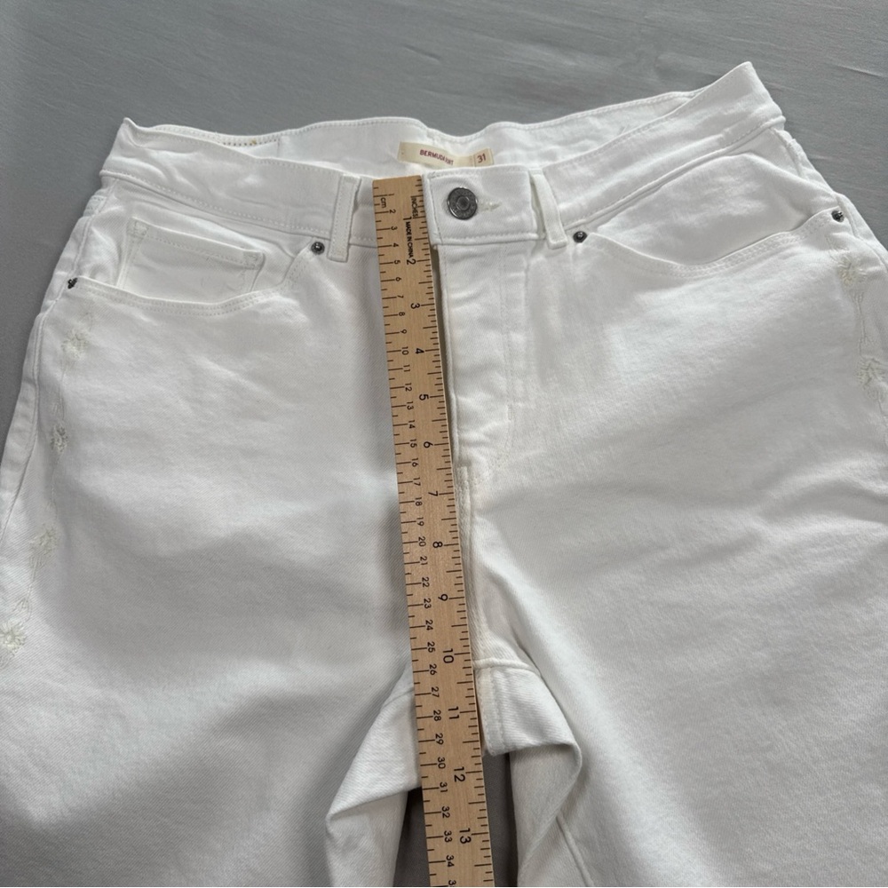 Levi’s Bermuda Jean Shorts Womens 31 White Floral Embroidery Stretch Jorts EUC - Picture 11 of 12